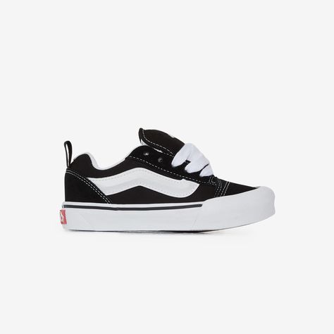 Offrez à vos enfants l'allure tendance avec les Vans Knu Skool en noir et blanc. Conçues pour conjuguer style et aisance, ces chaussures s'harmonisent avec la vivacité et la spontanéité des plus jeunes. Parfaites pour accompagner leurs journées dynamiques, elles se distinguent par un duo de couleurs intemporel. Timberland 6 Inch, Vanessa Wu, Timberland 6, Sneakers Vans, Ugg Classic Mini, Cute Sneakers, Indie Outfits, Vans Sneakers, Back To School Outfits