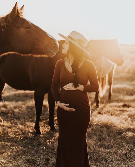 Horses Maternity Shoot, Cowgirl Maternity Pictures, Equine Maternity Photography, Horse Pregnancy Photoshoot, Maternity Pics With Horses, Maternity Photo With Horse, Maternity Photo Shoot With Horses, Cow Maternity Pictures, Maternity Photography Horses