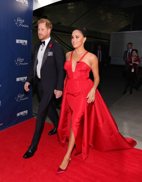 MEGHAN Markle stepped out in New York this week in a red Carolina Herrera gown for a Veterans Day gala in New York. She may have looked stunning in the red dress, however on closer inspection it seems that it didn’t exactly fit like a glove.  With excess fabric around her ribs it also looked […] Carolina Herrera Gown, Meghan Markle Outfits, Meghan Markle News, Prince Harry And Meghan Markle, Camila Morrone, Harry And Meghan Markle, Harry Meghan, Estilo Real, Red Gowns