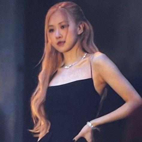 credit: rosiness_of0211 on twt Rose Half Up Half Down Hair Blackpink, Rose Half Up Half Down Hair, Blackpink Hairstyles, The Met Museum, Half Updo Hairstyles, Bow Hairstyle, Half Updo, Traditional Korean, Rose Hair