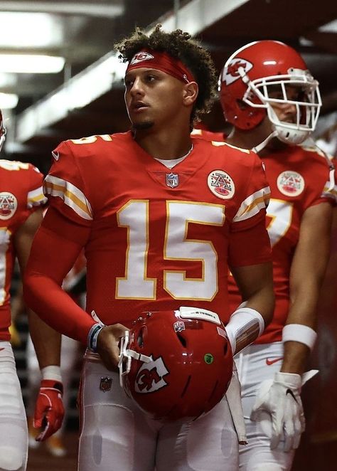 Cool Sports Pictures, Patrick Mahomes Wallpaper Iphone, Patrick Mahomes Aesthetic, Kc Chiefs Wallpapers, Chiefs Aesthetic, Patrick Mahomes Wallpaper, Super Bowl Chiefs, Patty Mahomes, Mahomes Jersey