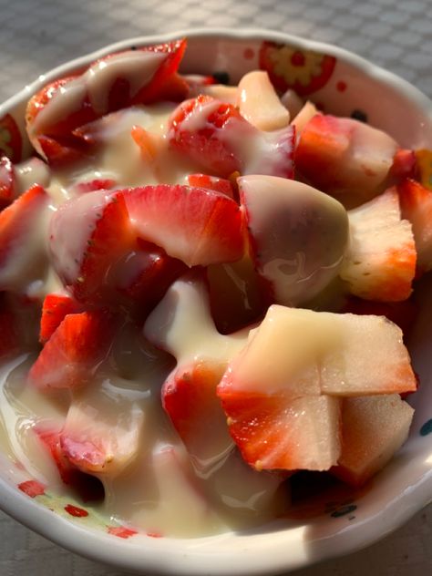 Some strawberries with condensed milk to brighten up the winter Strawberries And Condensed Milk, Condensed Milk, Fruit Salad, Yummy Treats, The Winter, Strawberries, Food And Drink, Milk, Yummy Food