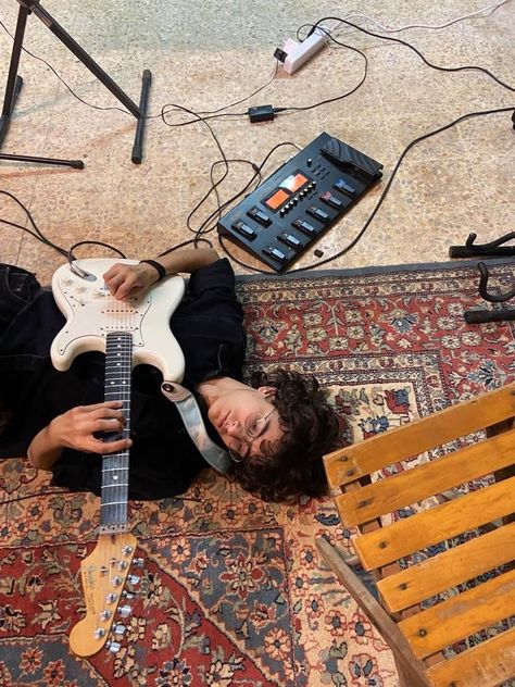 Electric Guitar Aesthetic, Sam Aesthetic, Aesthetic Guitar, Guitar Aesthetic, Rockstar Aesthetic, Guitar Obsession, Guitar Electric, 3 Am, Harry Potter Aesthetic