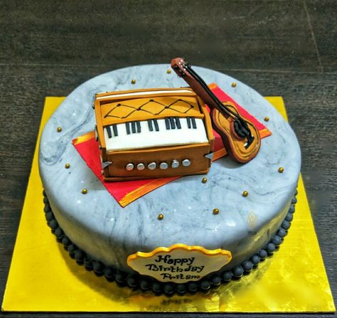 Indian music instruments on a cake Musical Instruments Cake Design, Instrumental Cake Ideas, Harmonium Cake Design, Cake Designs Music Theme, Indian Music Instruments, Music Cake Ideas, Music Birthday Cakes, Boys 18th Birthday Cake, Mother Birthday Cake