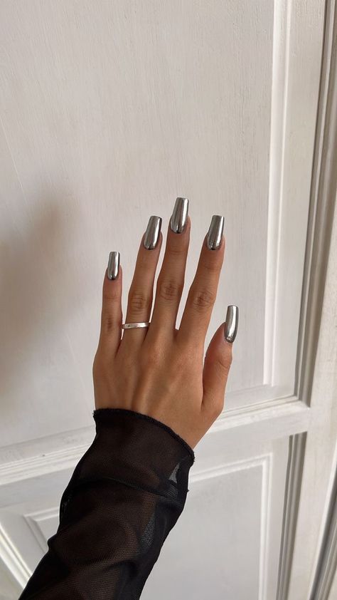 Silver Xmas Nails, Silver Nails Gel, Liquid Metal Nails, Silver Metallic Nails, Glazed Donut Nails Hailey Bieber, Donut Nails Hailey Bieber, Valentines Day Nails Gel, Gel Nails Ideas Short, Hailey Bieber Nails Chrome