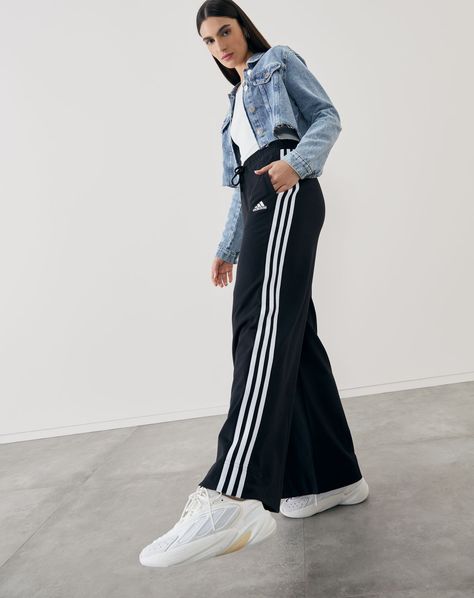 Wide Leg Adidas Pants Outfit, Adidas Pants Outfit, Adidas Ozelia, Looks Adidas, Look Adidas, Pants Adidas, Adidas Classic, Effortlessly Chic Outfits, Classic Pants