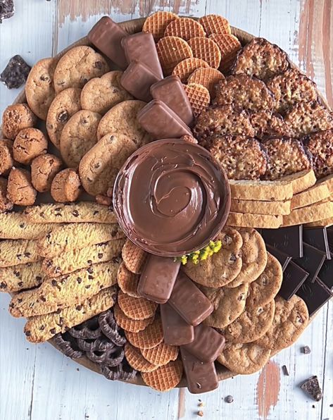 Brown Food Board Ideas, Thanksgiving Cookie Charcuterie Board, Brown Charcuterie Board Ideas, Cookie Boards For Parties, Baked Goods Platter, Macaron Charcuterie Board, Brown Food Board, Baked Goods Charcuterie Board, Chocolate Platter Board