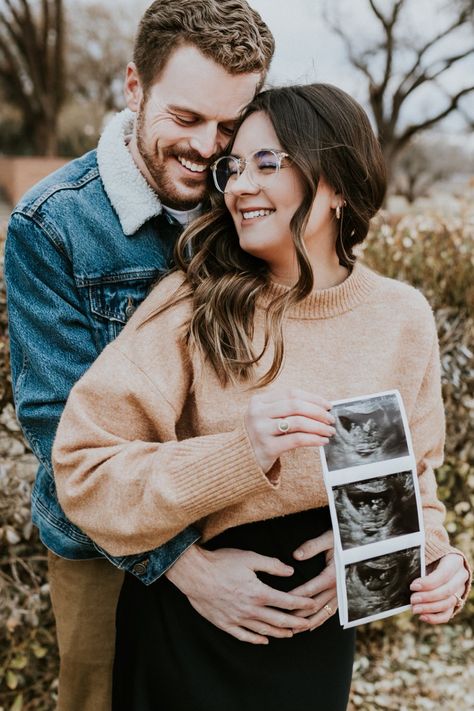 Pregnancy Reveal Photoshoot, Pregnancy Announcement Photography, Pregnancy Announcement Pictures, Pregnancy Announcement Photoshoot, Baby Announcement Photoshoot, Gender Reveal Photos, Outdoor Maternity Photos, Maternity Photography Poses Couple, Maternity Photography Outdoors