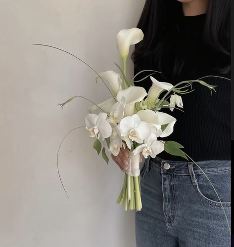 Minimalistic Bride Bouquet, Modern Minimal Bouquet, Small Orchid Bouquet, Wedding Bouquets Minimalist, White Orchid Bouquet Wedding, Minimalistic Wedding Bouquet, Organic Wedding Bouquet, Minimalist Bouquet Wedding, Classy Bridal Bouquet