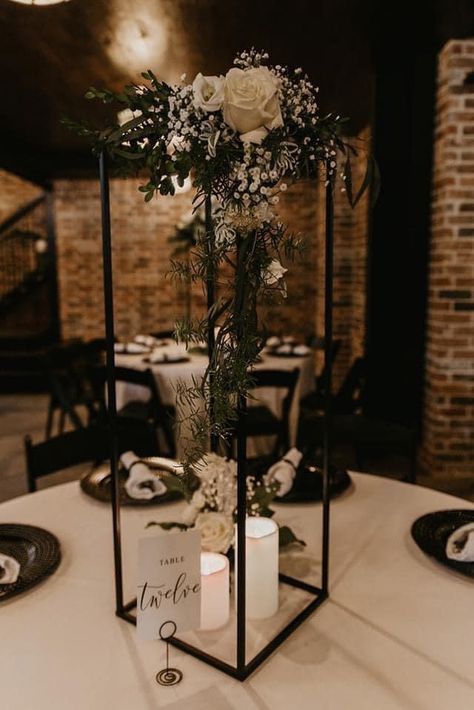 Black Floral Stands Wedding, Black Stands Wedding, Wedding With Black Details, Black Wedding Tables Ideas, Black Party Centerpiece Ideas, Modern Simple Centerpieces, Black Floral Centerpiece Wedding, Black Theme Centerpieces, Rustic Glam Table Setting