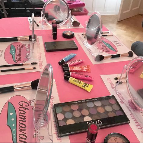 Make Up Themed Birthday Party Ideas, Make Up Party Ideas, Makeup Bday Party Ideas, Make Up Theme Birthday Party, Makeup Party Games, Hair And Makeup Birthday Party, Makeup Station Birthday Party, Makeup Party Ideas, Makeup Birthday Party Games