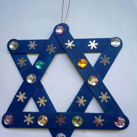 Hanukkah Crafts For Adults, Hanukkah Activities Preschool, Hanukkah Ornaments, Hannukah Crafts, Hanukkah Activities, Hannukah Decorations, Nanny Ideas, Hanukkah Activites, Safety Pin Bracelet