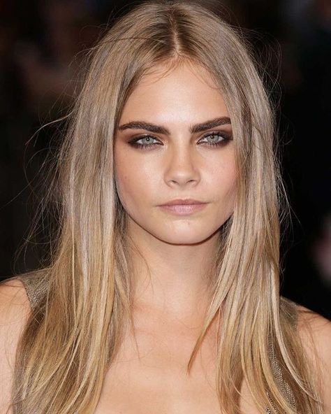 Cara Delevingne Cara Delevingne Hair, Dark Eyebrows, Look Festival, Balayage Blonde, Dark Blonde Hair, Brown Blonde Hair, Long Blonde, Cara Delevingne, Blonde Color