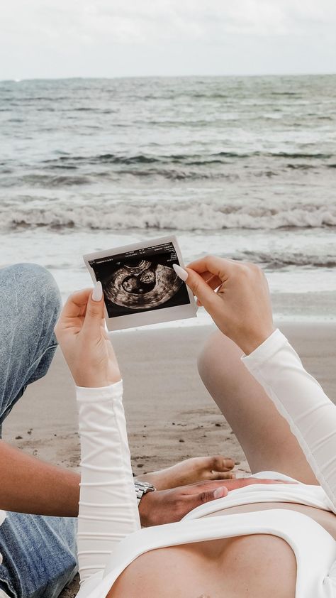 Pregnancy Reveal Photoshoot Ideas, Baby Announcement Idea, Pregnancy Announcement At Beach, Baby Beach Announcement, Baby Announcement Photoshoot Beach, Beach Announcement Baby, Pregnancy Announcement Beach Photos, Pregnancy Announcement Photos Beach, Maternity Photo Shoot Ideas Beach