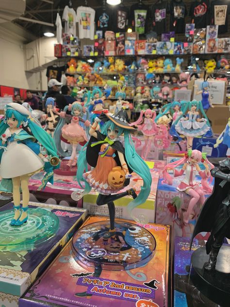 Diy Anime Figurines, Anime Convention Aesthetic, Miku Figure Collection, Hatsune Miku Room, Vocaloid Figurines, Hatsune Miku Figurines, Hatsune Miku Collection, Sakura Hatsune Miku, Anime Figures Collection