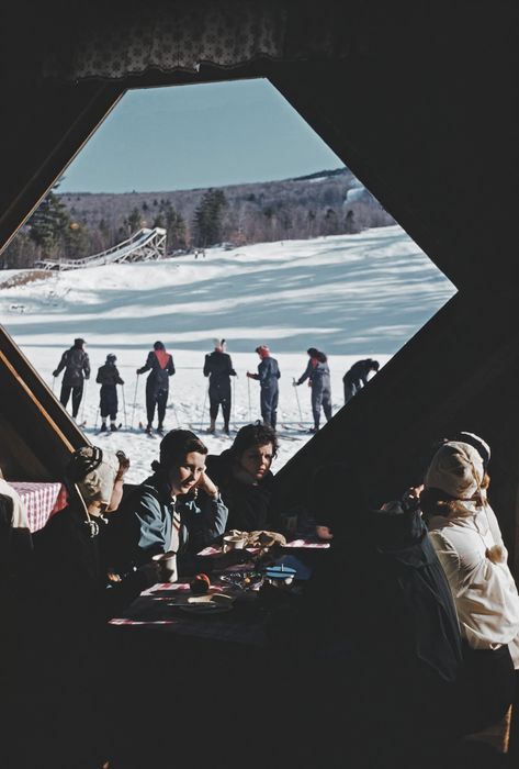 Ski holidays: The best vintage photos by Slim Aarons | Vogue France Ski Cabin Decor, Ski Hotel, Mammoth Mountain, Ski Cabin, Vogue France, Ski Vacation, Slim Aarons, Ski Holidays, Ski Chalet