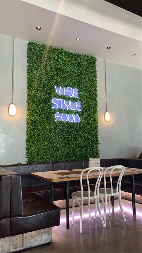 Small Canteen Design Ideas, Backdrop Grass Wall, Grass Wall Backdrop, Pasto Natural, Restaurant Seating Design, Canteen Design, Green Plant Wall, Rooftop Restaurant Design, Cafeteria Design