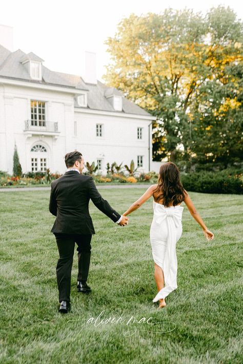 A sun soaked engagement session at Newfields  in Indianapolis. Bride, Malia, wore the most incredible white gown adorned with a bow in the back.  Follow for more Indianapolis engagement photos. Newfields Engagement Session, Indianapolis Engagement Photos, Engagement Photos Garden, Newfields Indianapolis, Timeless Engagement Photos, Classic Couple, Photography Timeline, Garden Engagement, Couple Engagement Pictures