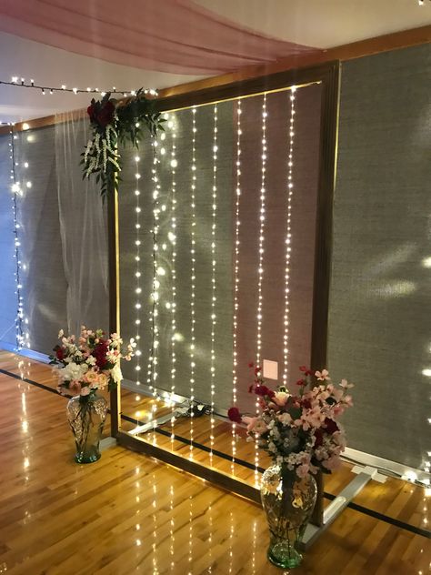 Diy Backdrop For Engagement Party, Prom Picture Backdrop Ideas Outside, Wedding Centerpieces Diy Picture Frames, Prom Backdrop Ideas For Home, Backdrop With Lights, Wedding Frame Decor, Back Drops For Prom Pictures, Frame Backdrop, Light Backdrop Diy