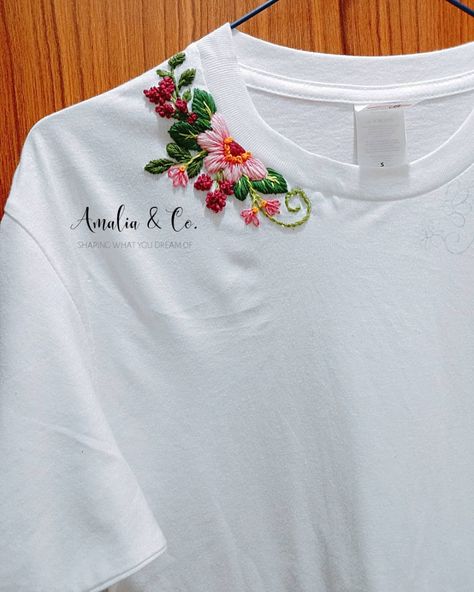 Diy Embroidery Shirt, Clothes Embroidery Diy, Diy Embroidery Designs, Embroidery Tshirt, Diy Vetement, Diy Embroidery Patterns, Basic Embroidery Stitches, Handmade Embroidery Designs, Pola Sulam