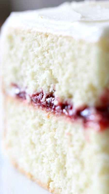 Delicious Homemade Lemon Cake with Raspberry Filling ~ It's Amazing! Icing For Cakes, Best White Cake Recipe, Homemade Lemon Cake, Lemon Layer Cake, Lemon Layer Cakes, White Cake Recipe, Raspberry Filling, Raspberry Cake, Simple Birthday Cake