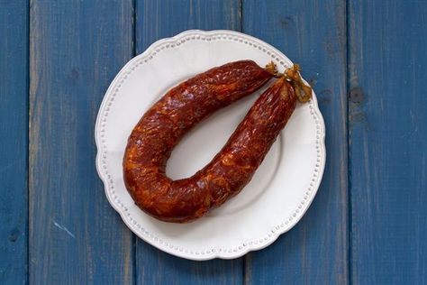 Smoked sausage on white plate Linguica Sausage Recipes, Linguisa Sausage Recipes, Linguisa Sausage, Portuguese Sausage Recipe, Linguica Recipes, Portuguese Foods, Salami Recipes, Sausage Making Recipes, Portuguese Sausage