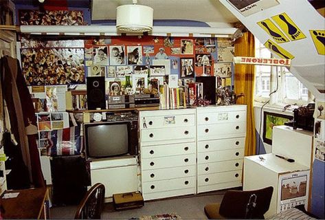 So Many Posters! 40 Pictures of 1980s Teenage Bedrooms That'll Take You Back! ~ vintage everyday 80s Teen Bedroom, 80’s Room, 1980s Bedroom, Fotografia Grunge, 90s Room, 90s Home Decor, 80s Bedroom Aesthetic, 90s Bedroom, 80s Room