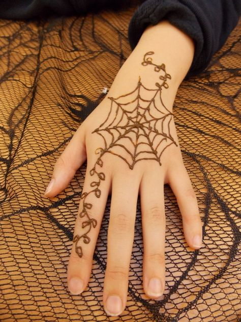 Halloween spiderweb Halloween Henna Tattoos, Henna Designs Halloween, Spiderweb Henna, Halloween Henna Design, Spooky Henna, Spiderweb Hand Tattoo, Fall Henna, Cute Easy Henna Designs, Halloween Henna