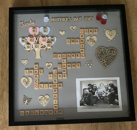 Box Photo Frame Ideas, Wall Shadow Box Ideas, Shadow Box Family Ideas, Family Photo Gift Ideas, Family Shadow Box Ideas, Scrabble Wall Art Ideas, Customised Gift Ideas, Gift Ideas For Grandparents, Personalized Family Wall Art