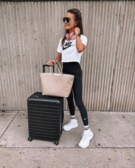 Pregnant Travel Outfit, Leggings Socks Outfit, Leggings And Socks Outfit, Sneakers And Socks Outfit, Crew Socks Outfit Leggings, Leggings With Socks Outfit, Sports Socks Outfit, Crew Socks With Sneakers Outfit, Nike Leggings Outfit