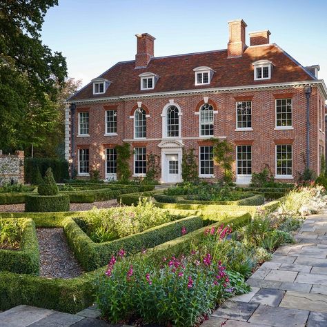 Classic Landscaping, English Home Design, Chrissie Rucker, Ben Pentreath, Trendy House, English Houses, Classical House, English Manor Houses, House Facade