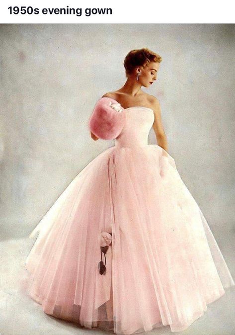 1950s Ball Gown, Vintage Dress Sewing Patterns, Fashion 40s, Strapless Ball Gown, Fantasy Dresses, 1950s Style, 1960's Dress, Vintage Gowns, 50s Dresses