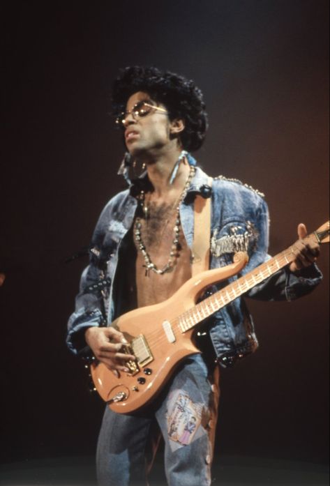 Never say he ain’t wear jeans. Prince Sign O The Times, Prince 80s, Prince Fashion, Princes Fashion, Prince Concert, Prince Musician, Prince Clothes, Prince And The Revolution, Prince Images