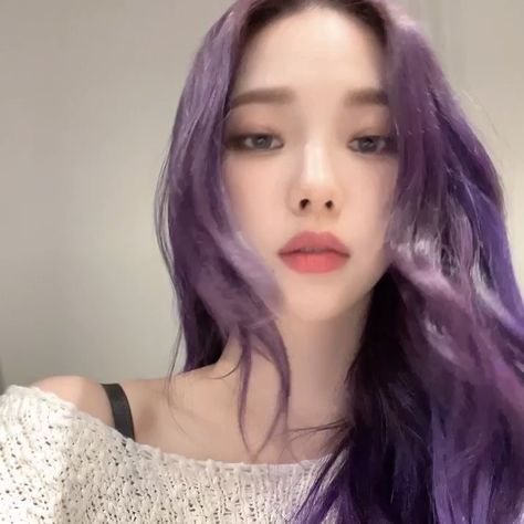 Dark Purple Hair, Kpop Hair, You're So Pretty, Girl Artist, Aesthetic Grunge Outfit, Hair Icon, Beauty Pop, Aespa Karina, Karina Aespa