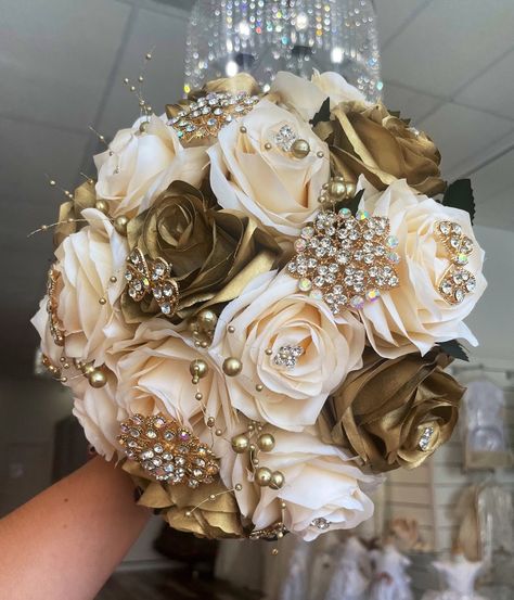 Gold and Ivory Quinceañera Bouquet - Etsy Gold Quinceanera Theme, Quinceanera Flowers, Gold Wedding Bouquets, White Quinceanera Dresses, Quinceanera Bouquet, Gold Wedding Flowers, Quince Themes, Quinceanera Dresses Gold, Prom Bouquet