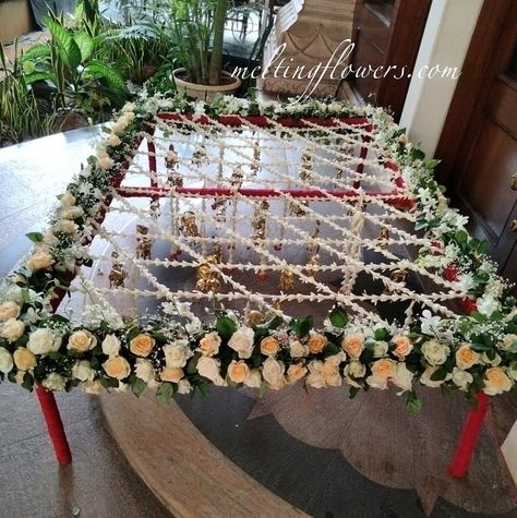 Chadar Design For Bride, Fool Chadar For Bride, Flower Chaddar For Bridal Entry, Phool Chadar For Bride, Flower Sheet For Bride Entry, Wedding Chadar For Bride, Bridal Entry Chadar Diy, Floral Chaddar Bride Entry, Phoolon Ka Chaddar Ideas