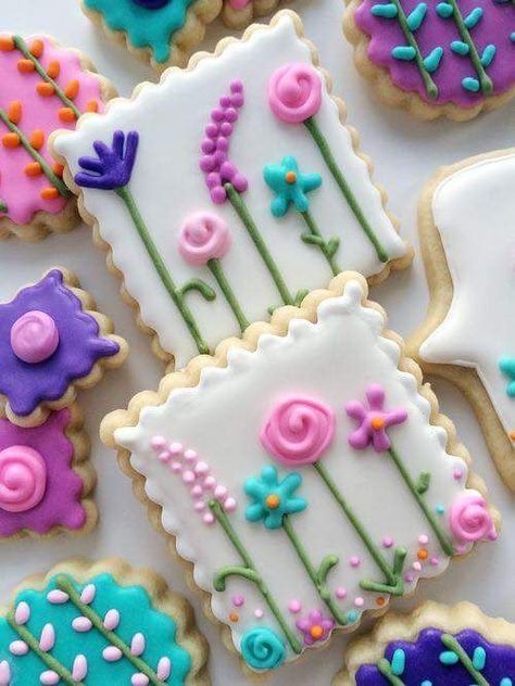 gorgeous decorated cookies with white background and simple hand drawn flowers line drawing frosted cookies 2nd Birthday Cookies Decorated, Round Sugar Cookies Decorated, Spring Cookies Royal Icing, Simple Sugar Cookie Designs, Funfetti Party, بيتي فور, Sugar Cookie Decorating, Small Cookies, Cookies Cupcake