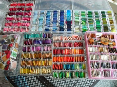 Friendship Bracelet Organization, Vsco Astetic, Cosplay Workspace, Bracelet Organization, Embroidery Floss Storage, Sewing Station, Cross Stitch Floss, Bracelet Organizer, Cute Friendship Bracelets