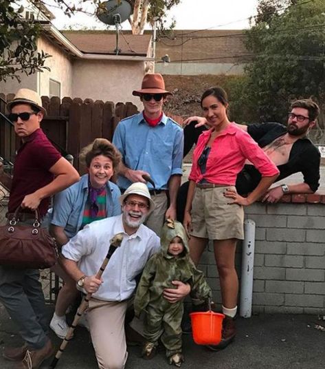 50 Best Group Halloween Costume Ideas To Wear To This Year's Halloween Party Jurassic Park Halloween Costume, Jurassic Park Halloween, Jurassic Park Costume, Moda Safari, Group Halloween Costume Ideas, Girl Group Halloween Costumes, Best Group Halloween Costumes, Jurassic Park Party, Halloween Party Planning