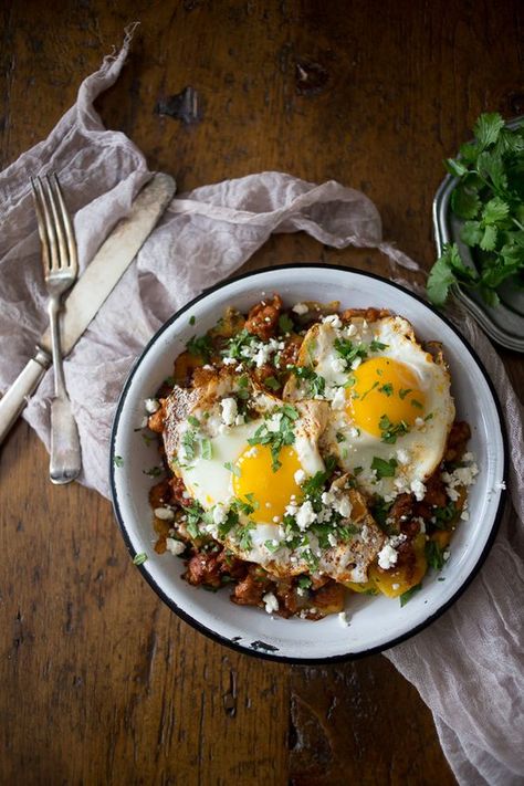 This chorizo plantain breakfast hash is the most delicious way to start your day. Slight sweet and spicy and ready in just 30 minutes! Plantain Breakfast, Chorizo Breakfast, Paleo Recipes Breakfast, Breakfast Hash, Paleo Breakfast, Savory Breakfast, Hearty Breakfast, Breakfast Brunch Recipes, Breakfast Time