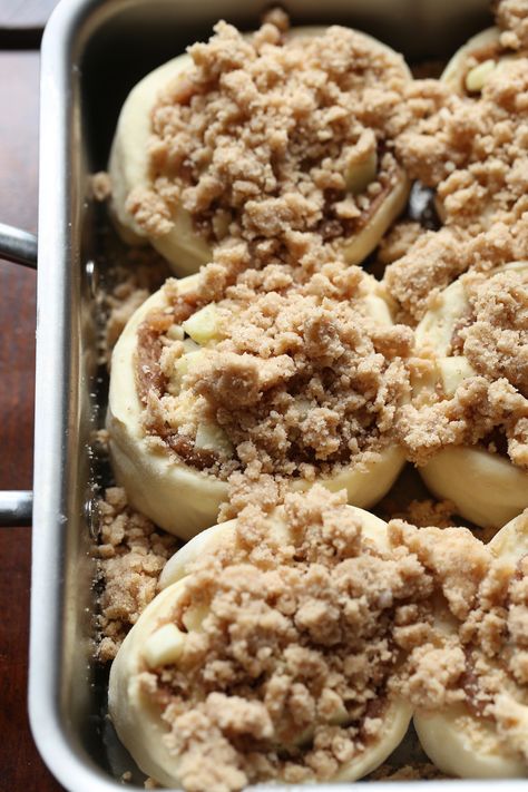 Apple Crumb Cinnamon Rolls are soft, delicious cinnamon rolls filled with diced apples and topped with crumb topping, made with soft yeast dough! Sweet Roll Recipe, Apple Crumb, Breakfast Sweets, Diced Apples, Gateaux Cake, Breakfast Pastries, Cinnamon Apple, Cinnamon Rolls Homemade, Baking Project