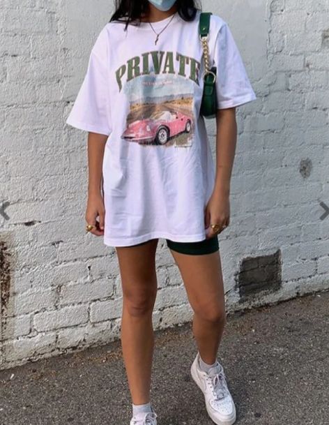 Long T Shirt Outfit Summer, Summer Outfits With Oversized Shirts, Big Tees Outfits, Oversized Tshirt Outfit Women Summer, Summer Oversized Tee Outfit, Long Tee Shirt Outfits, Tshirt Aesthetic Outfit, Graphic Tshirt Aesthetic, Oversized Tshirt Aesthetic