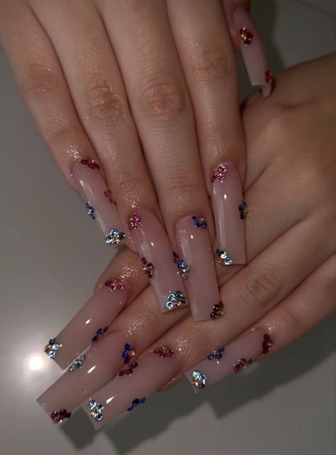 777 Blinged Out Acrylic Nails Rhinestones, Natural Nail With Rhinestones, Natural Nail Designs With Rhinestones, Bling Flower Nails, Rhinestone Flowers On Nails, Nail Ideas Rhinestones Bling, Rhinestone Flower Nails Designs, Nail Crystal Designs Rhinestones, Simple Bling Acrylic Nails