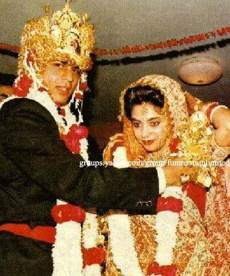 SRK and his wife, Gauri, on their wedding in 91. Her saree is so ornate, and I love SRK's headpiece. :) Srk And Gauri, Bollywood Brides, Abram Khan, Celebrities Wedding, Gauri Khan, Third Marriage, Suhana Khan, 25 October, 13 November