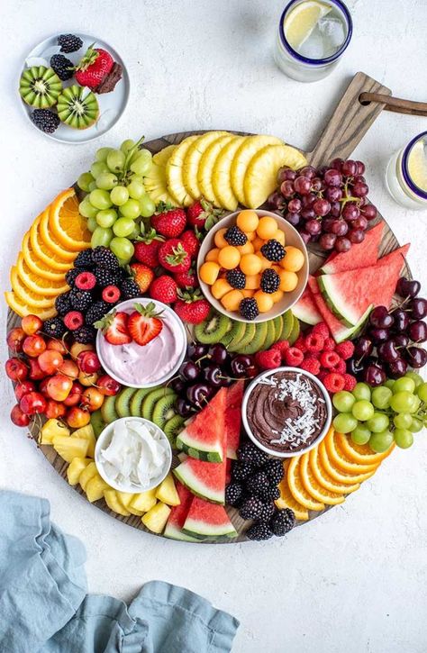 Fruit Board, Fruit Platter Designs, Party Food Buffet, Charcuterie Inspiration, Party Food Platters, Charcuterie Recipes, Snacks Für Party, Buffet Food, Fruit Platter