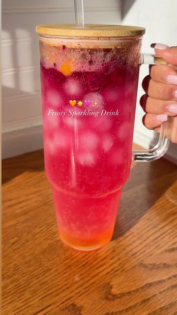 Dragon Fruit Tea Recipe, Frozen Dragon Fruit, Dragon Fruit Drink, Sparkling Water Drinks, Low Carb Starbucks Drinks, Fruit Drinks Recipes, Fun Drink Recipe, Fruit Mango, Healthy Juicer Recipes