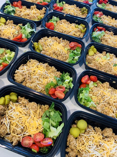 Deconstructed Cheeseburger Quinoa Bowl Deconstructed Cheeseburger, Potatoes Meal Prep, Deconstructed Burger, Potato Skins Appetizer, Paprika Pasta, Ground Turkey Burgers, Mexican Sweet Potatoes, Bowl Lunch, Burger Bowl