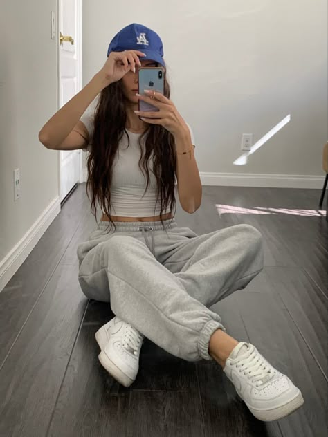 Comfy Cute Sweatpants Outfit, Sweats With Crop Top Outfit, Baggy Sweatpants Aesthetic, Jogger Gris Outfit, Jogger Gym Outfit, Outfits With Adidas Joggers, Outfits Con Jogging, Grey Trackies Outfit, Crop Top And Joggers Outfits