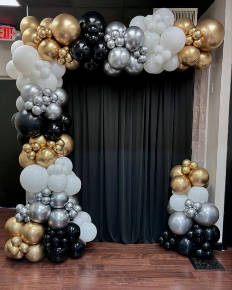 💛 🖤 🤍 Black White And Grey Graduation Party, Balloon Garland On Backdrop Stand, Black And White Balloon Garland, Black And White Balloons, Silver Balloon, Balloon Ideas, White Balloons, Backdrop Stand, Planning Ideas