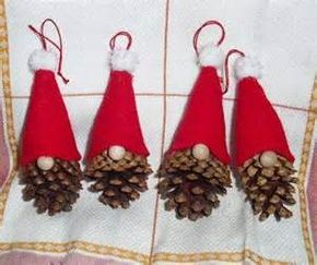 Christmas Gnome Ornament - so simple - a pine cone, felt and small pom poms! Săpunuri Handmade, Homemade Christmas Decorations, Cones Crafts, Pine Cone Crafts, Gnomes Crafts, Christmas Ornaments Homemade, Christmas Ornament Crafts, Noel Christmas, Filet Crochet